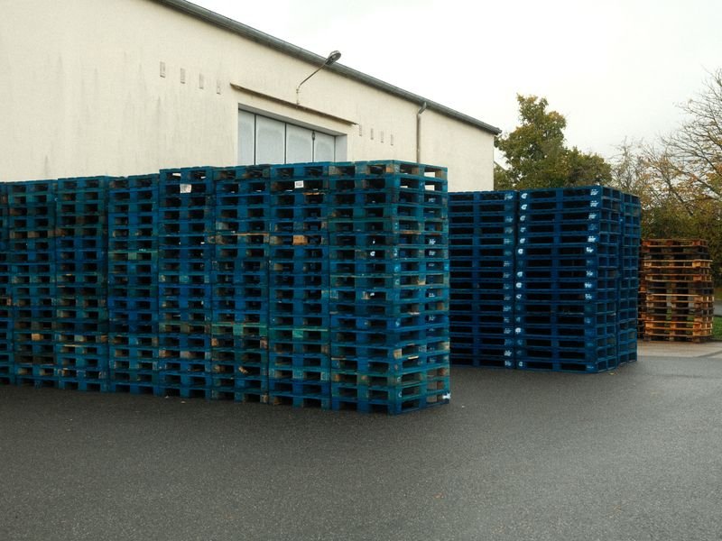 Pilha alta de pallets de plástico